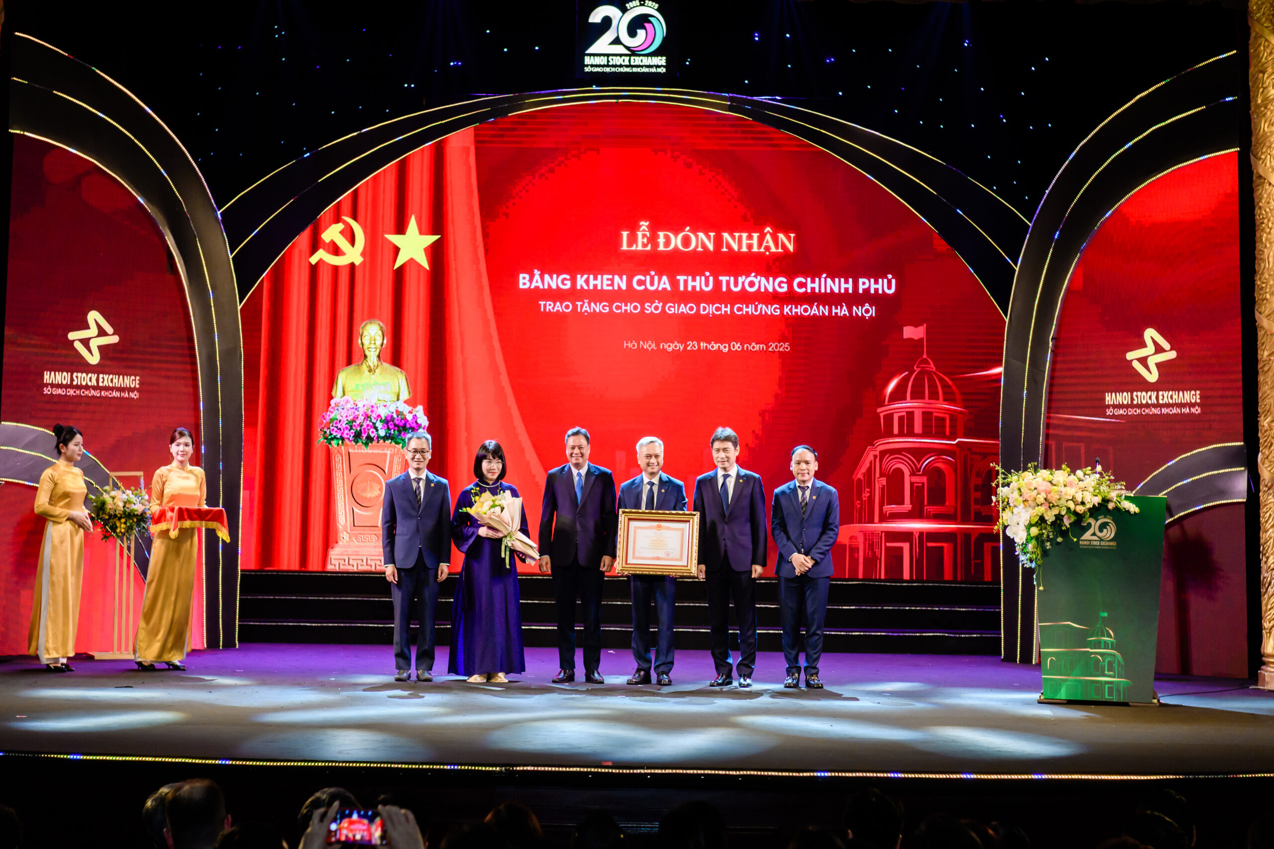 HNX tổ chức kỷ niệm 20 năm khai trương hoạt động và đón nhận Bằng khen của Thủ tướng Chính phủ