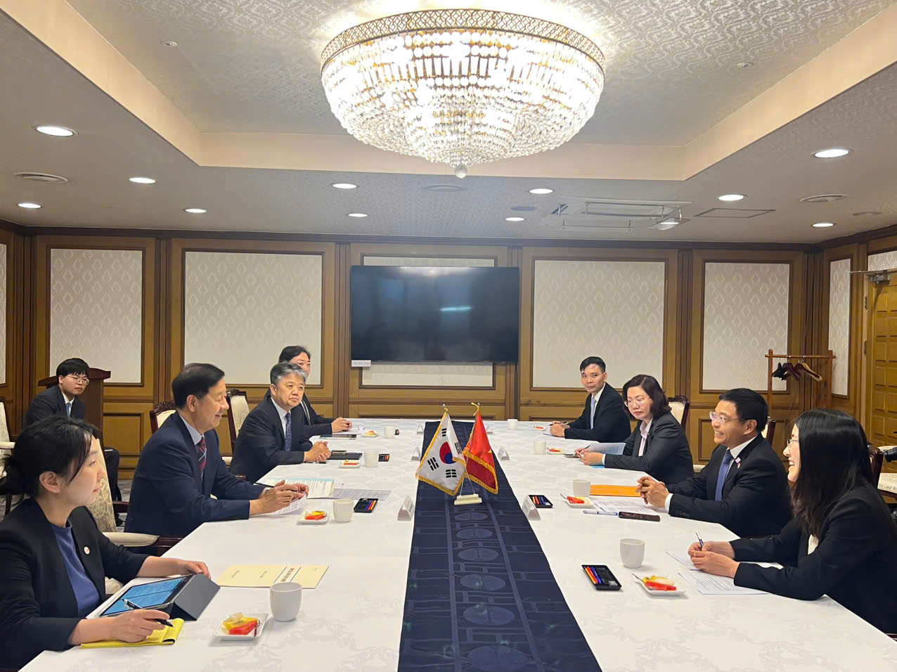 Bộ trưởng Bộ Tài chính Nguyễn Văn Thắng làm việc với Phó Thủ tướng, Bộ trưởng Bộ Kinh tế và Tài chính Hàn Quốc Koo Yun Cheol